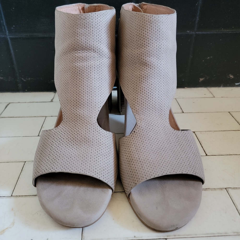 Kenneth Cole Gentle Souls Size 10 Taupe Peep Toe Heeled Sandals
